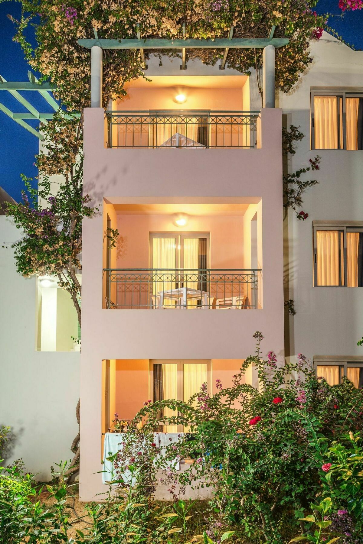 Lotus Hotel Apartments カト・ダラトソ エクステリア 写真